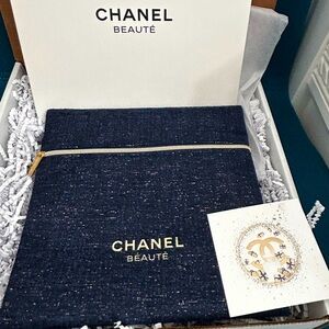 NWT, CHANEL Cosmetics Bag and Sample Bag with 5 Samples